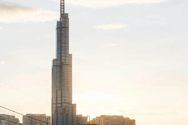 高清摄影 城市天际线与现代列车