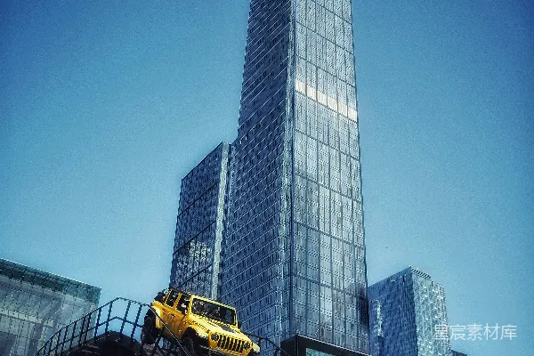 高清摄影 城市中的极限驾驶：高楼下的黄色吉普