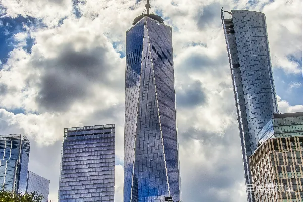 高清摄影 自由塔与云层的壮丽景象