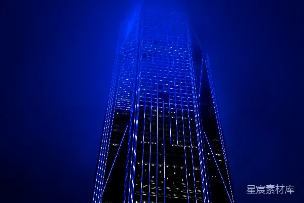 高清摄影 蓝色光束照亮的摩天大楼