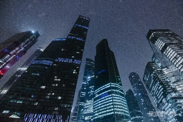 高清摄影 城市的夜晚：高楼大厦下的星空