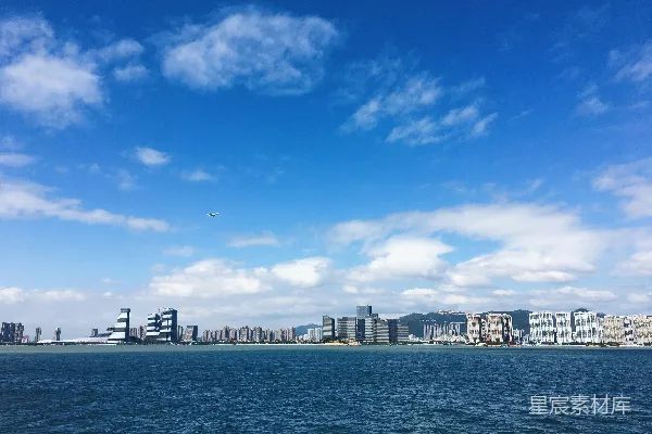 高清摄影 蓝天白云下的海滨城市