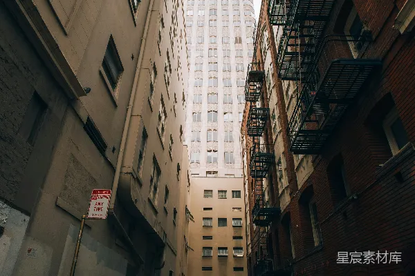 高清摄影 城市巷弄的静谧与高楼的对比