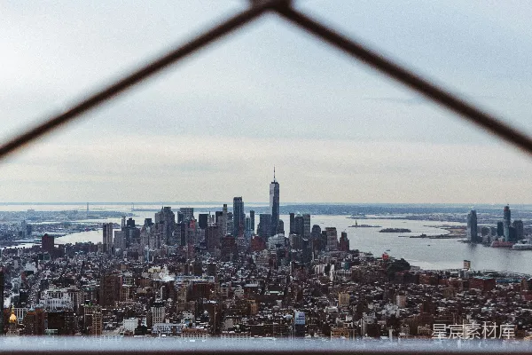 高清摄影 透过铁网看的城市全景