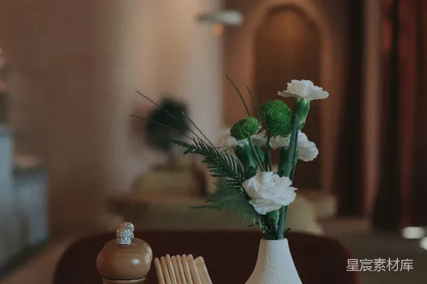 高清摄影 餐桌上的优雅花艺摆件