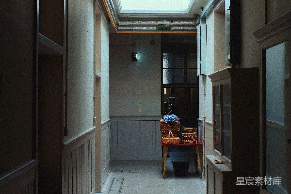 高清摄影 昏暗走廊的静谧角落