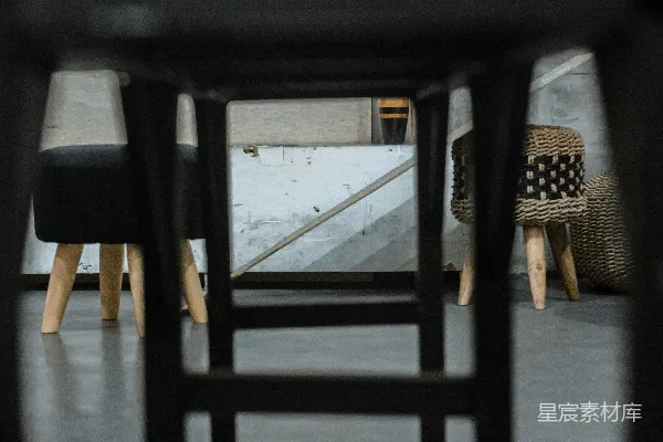 高清摄影 透过家具缝隙的视角：工业风与自然元素交织