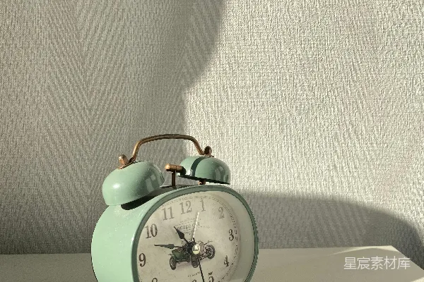 高清摄影 复古绿闹钟的光影艺术