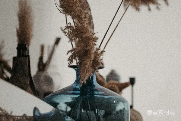 高清摄影 蓝色花瓶与干草的静谧角落