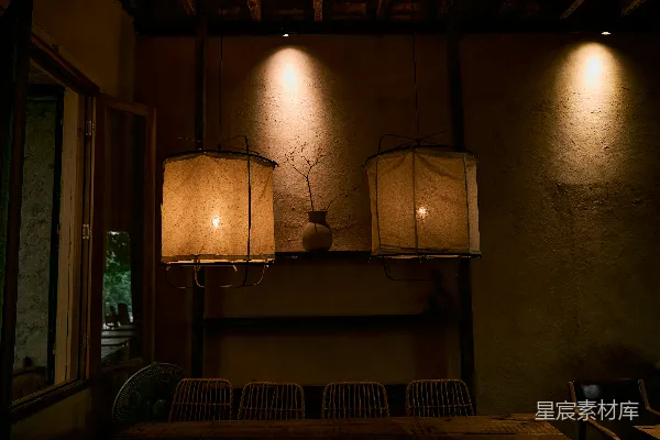 高清摄影 昏黄灯光下的温馨餐厅