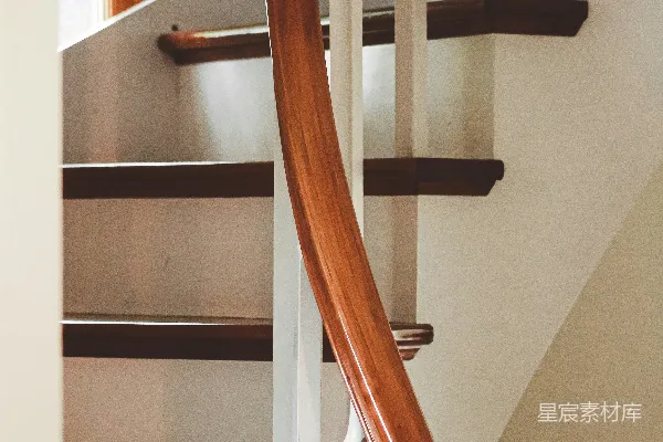 高清摄影 木质旋转楼梯与自然光线