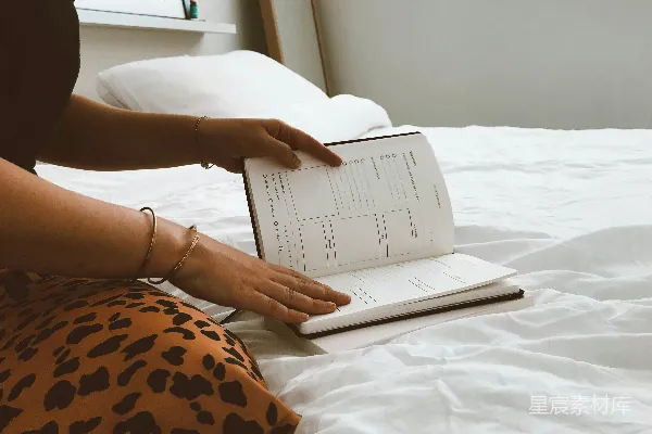 高清摄影 在床上阅读计划本的宁静时光