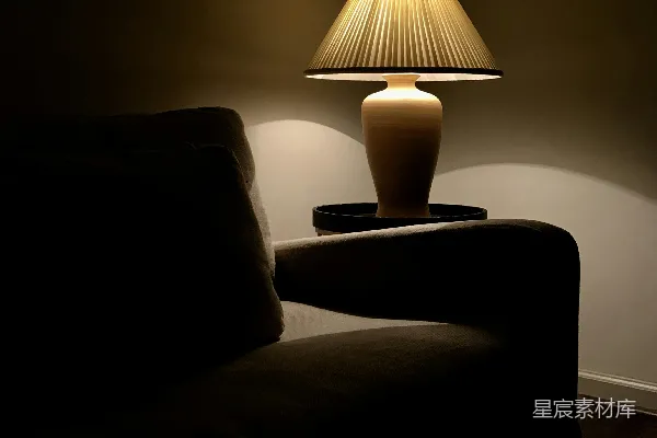 高清摄影 温馨角落的台灯