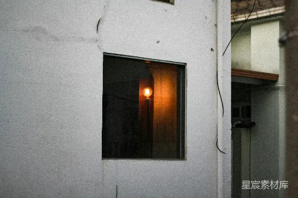 高清摄影 窗户里的昏黄灯光
