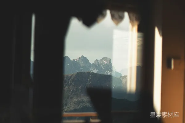 高清摄影 窗外的山景
