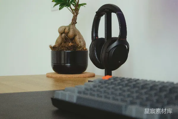 高清摄影 耳机与植物的现代工作角落