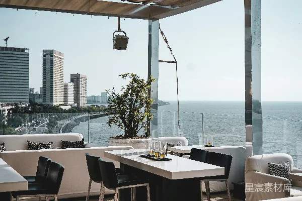 高清摄影 海边露台酒吧：城市与海景的完美结合