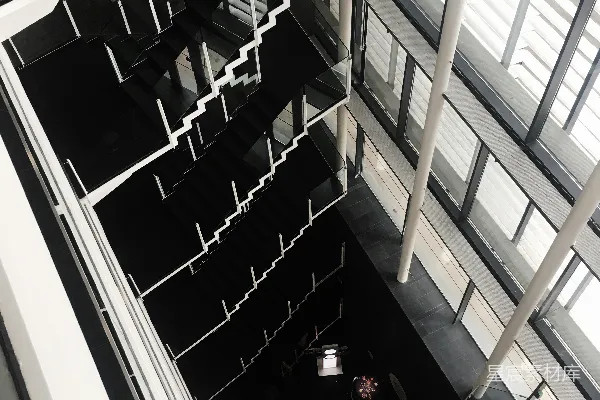 高清摄影 现代建筑中的玻璃楼梯
