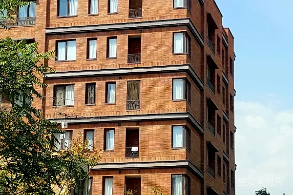 高清摄影 红砖建筑的静谧角落