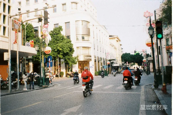 高清摄影 城市街道上的摩托车骑行者