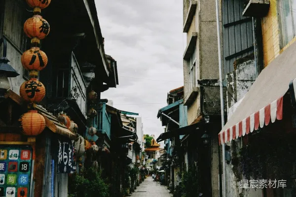 高清摄影 古街灯笼下的静谧巷弄