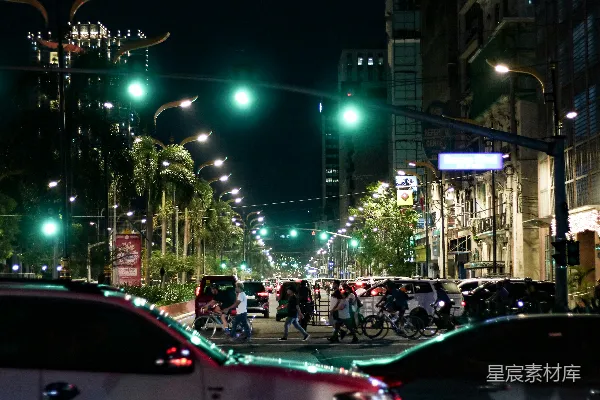 高清摄影 夜晚的都市繁华与绿灯下的车流