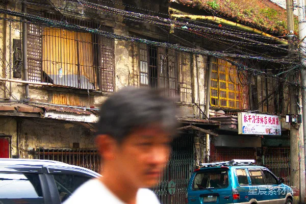 高清摄影 街头的旧建筑与行人