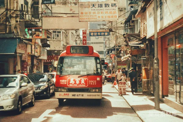 高清摄影 香港街景中的红色小巴