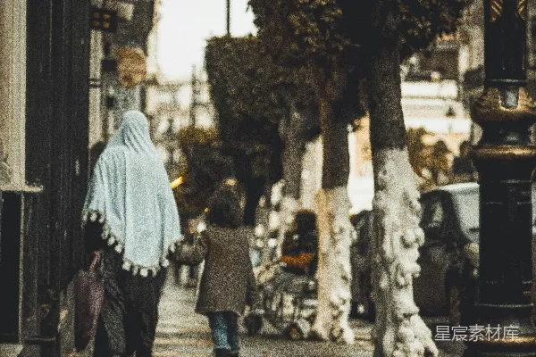 高清摄影 街头的母女散步