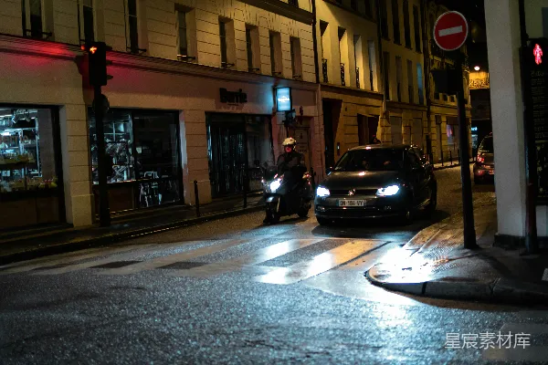 高清摄影 夜晚城市街景：摩托车与汽车的相遇