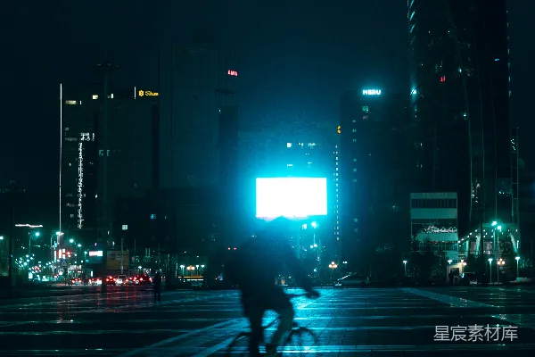 高清摄影 夜色中的骑行者