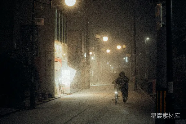 高清摄影 冬夜街头的孤独骑行