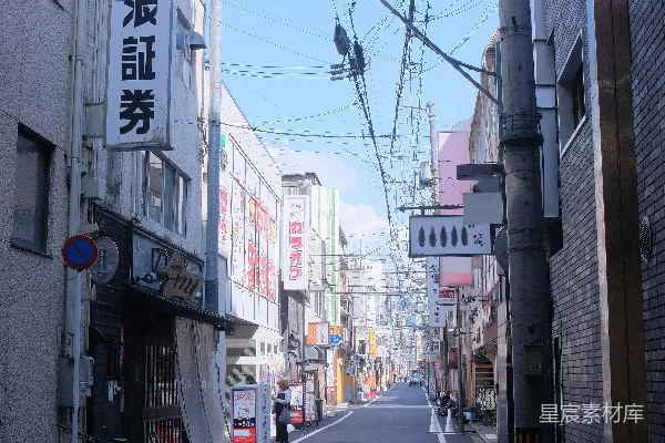 高清摄影 狭窄街道的晴天景象