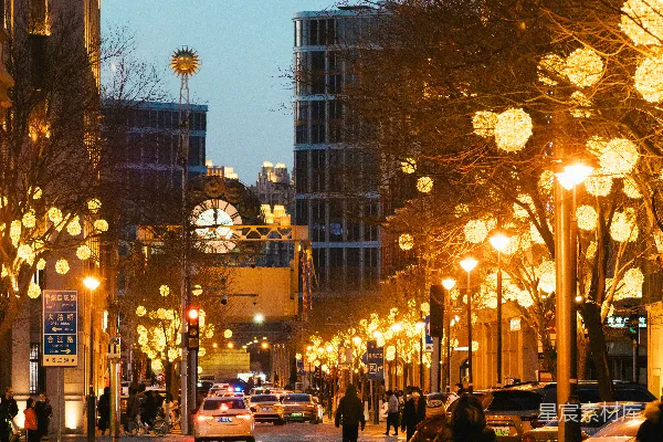高清摄影 城市夜景：温暖的灯光与行人