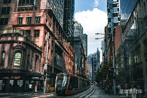 高清摄影 城市中的电车与摩天大楼