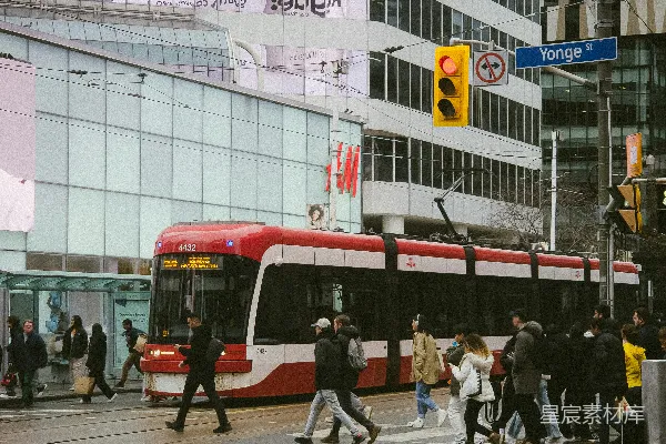 高清摄影 城市繁忙的街景：电车与行人