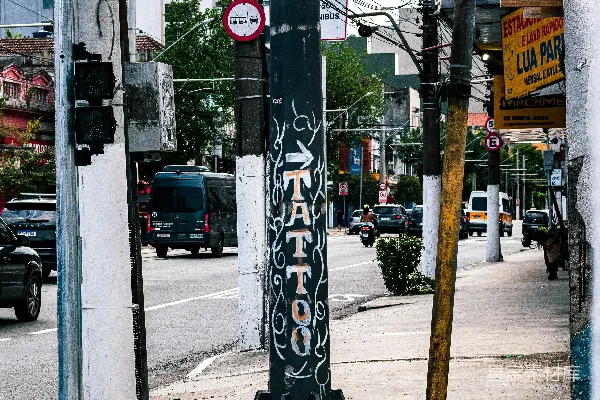 高清摄影 街头涂鸦的电杆