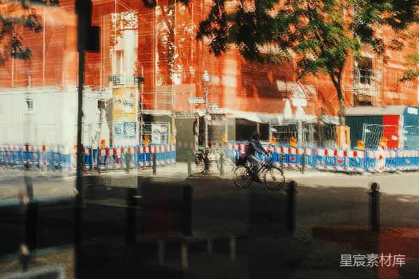 高清摄影 城市中的骑行者与建筑工地