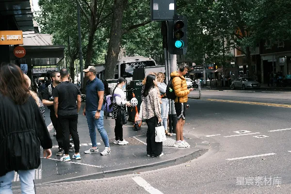 高清摄影 城市街头的绿灯等待