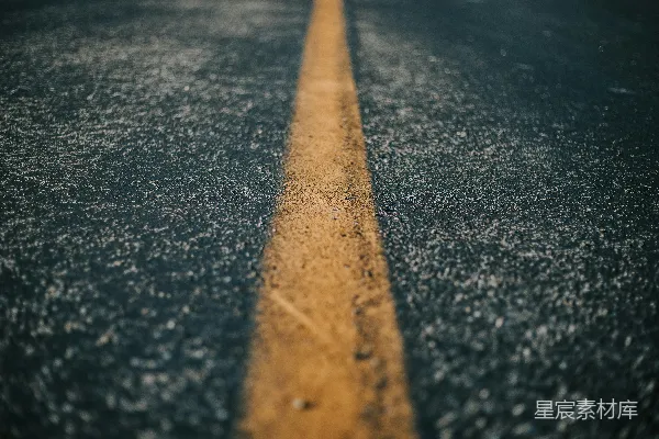 高清摄影 黄色分隔线的路面