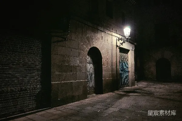 高清摄影 夜色中的石墙与古门