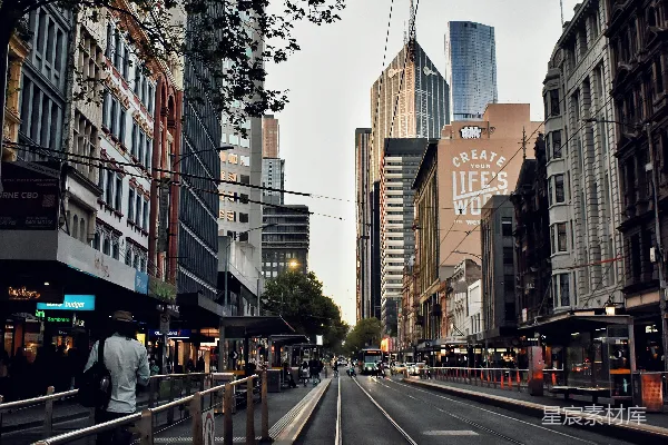 高清摄影 城市街景：电车轨道与高楼林立