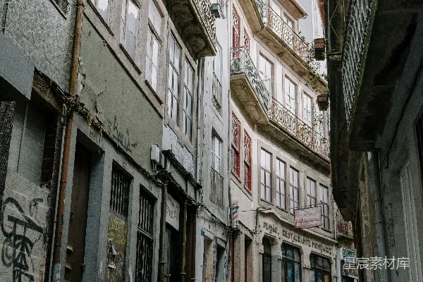 高清摄影 狭窄的石板路与复古建筑