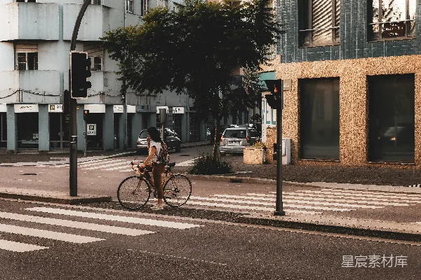 高清摄影 城市中的自行车旅者
