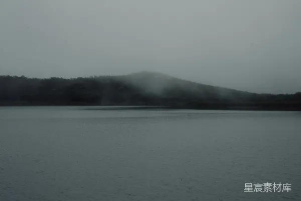 高清摄影 雾蒙蒙的湖面