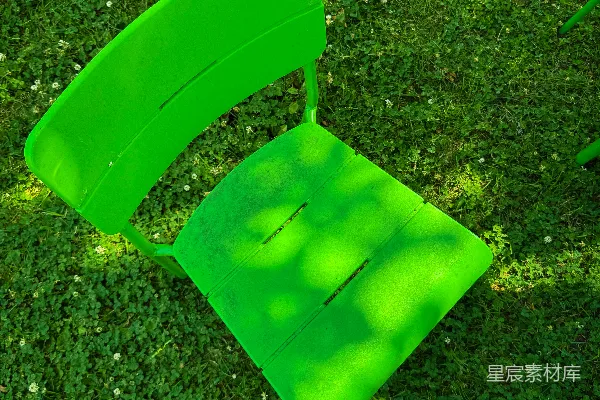高清摄影 阳光下的绿色椅子