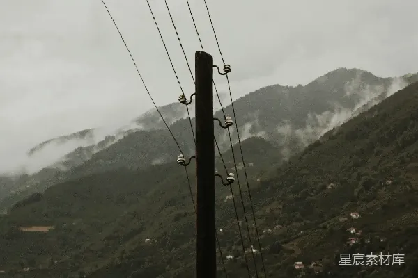 高清摄影 山间电线杆