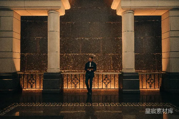 高清摄影 一身西装的男人站在一群妇女前面