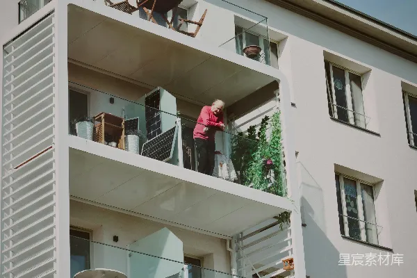 高清摄影 站在一栋楼的阳台上的一个人
