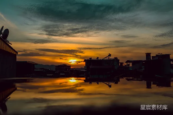 高清摄影 夕阳落下在一片水域之上
